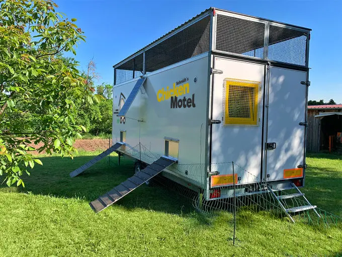 Mobiler Hühnerstall mit Dachterrasse