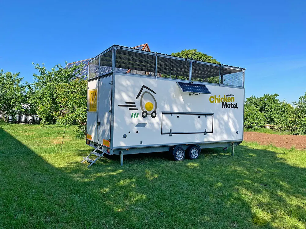 Mobiler Hühnerstall auf Wiese